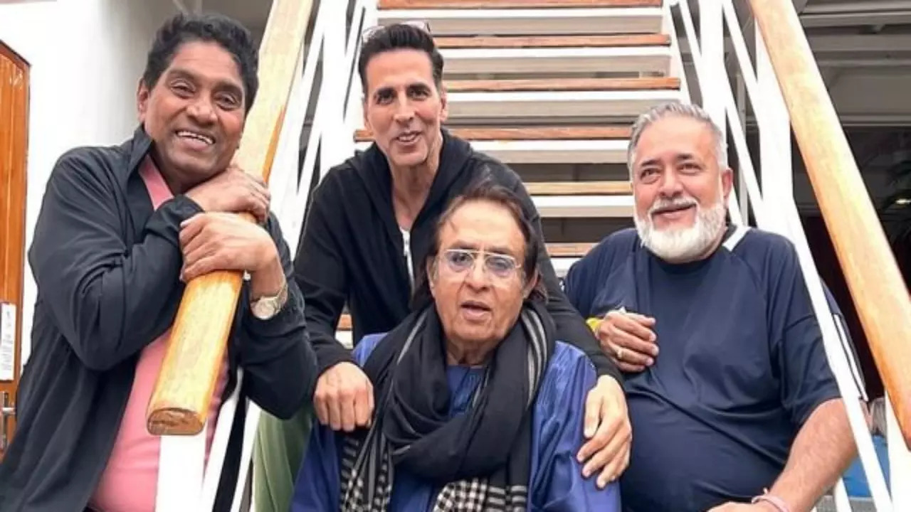 Akshay Kumar Poses With Johny Lever, Ranjeet In BTS Pic From Housefull 5. Netizens Go 'Abhi Maza Aayega Na Bhidu'