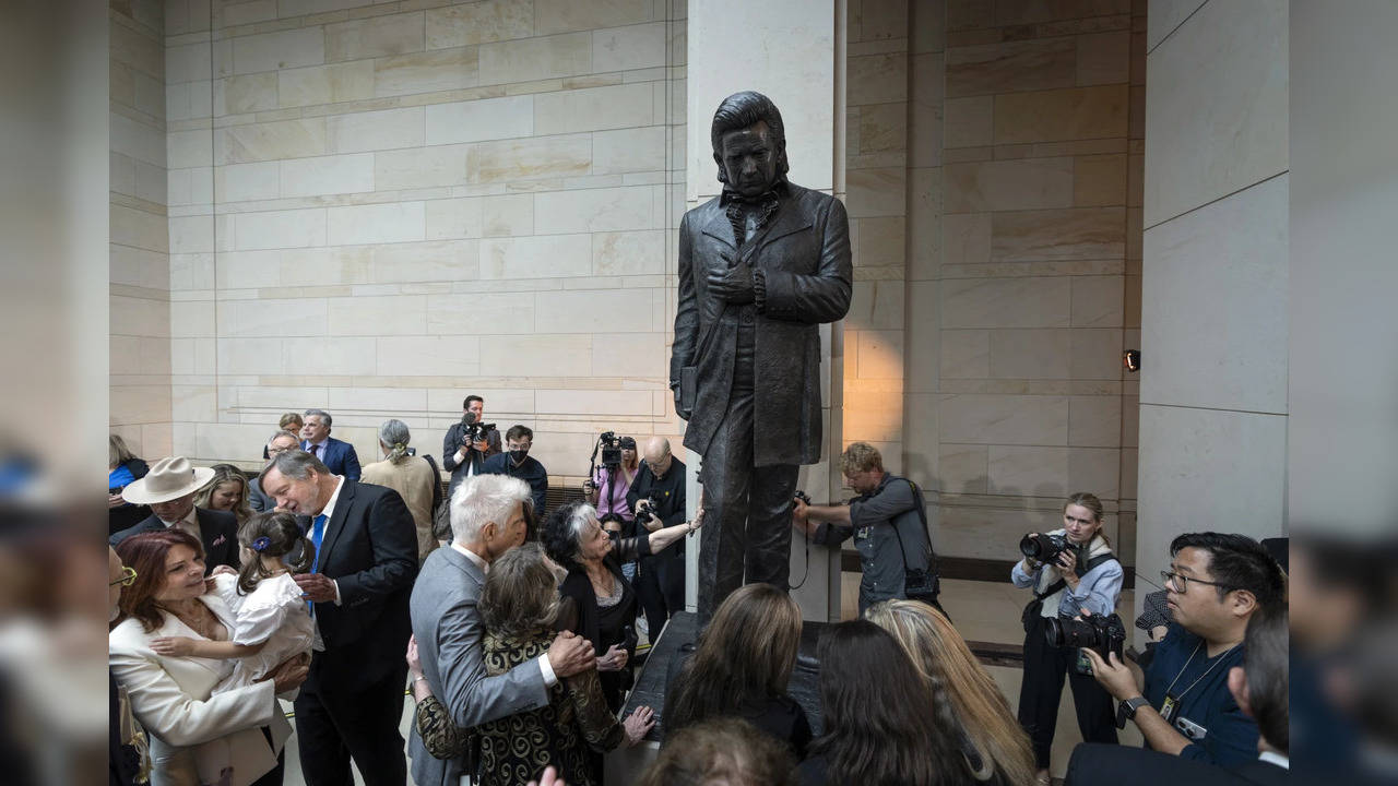 Johnny Cash Statue Capitol.