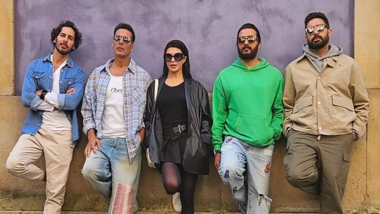 Akshay Kumar Drops Pic With Housefull 5 Gang Jacqueline, Abhishek, Riteish, Dino. Fans Go 'Can't Wait'