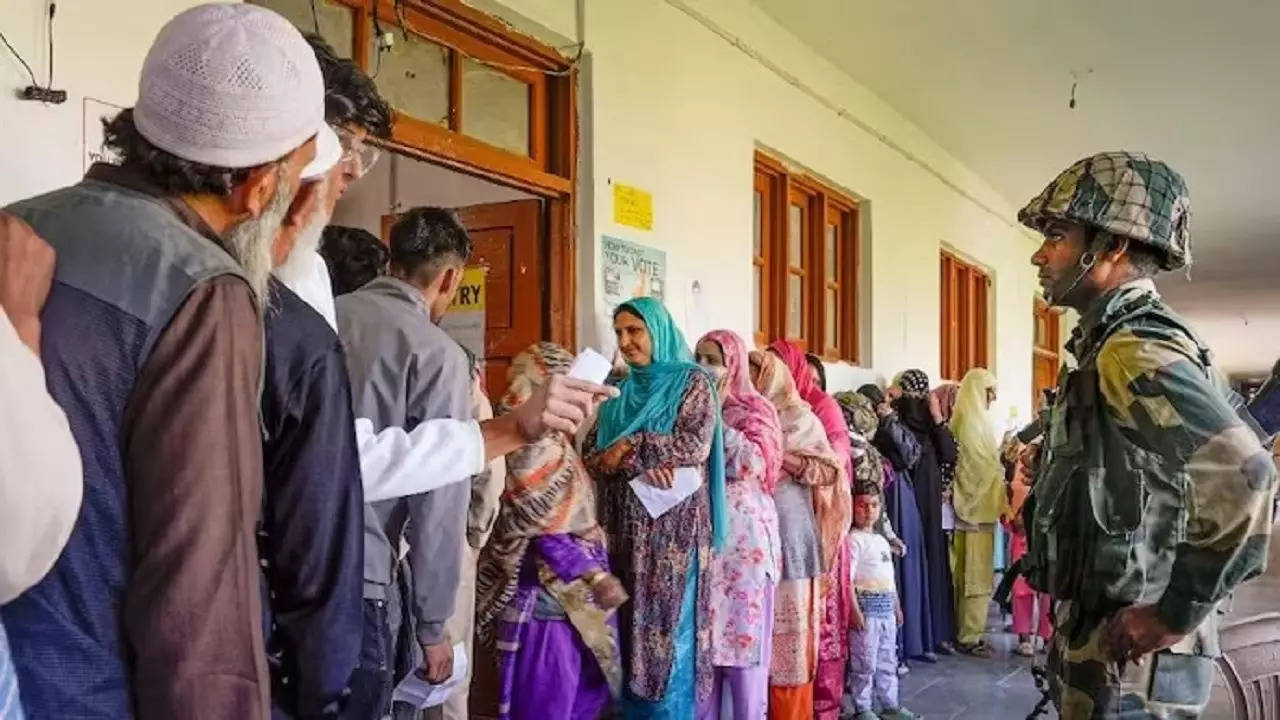 phase 2 of j&k polls today, high-profile candidates include omar abdullah, ravinder raina, apni party president altaf bukhari