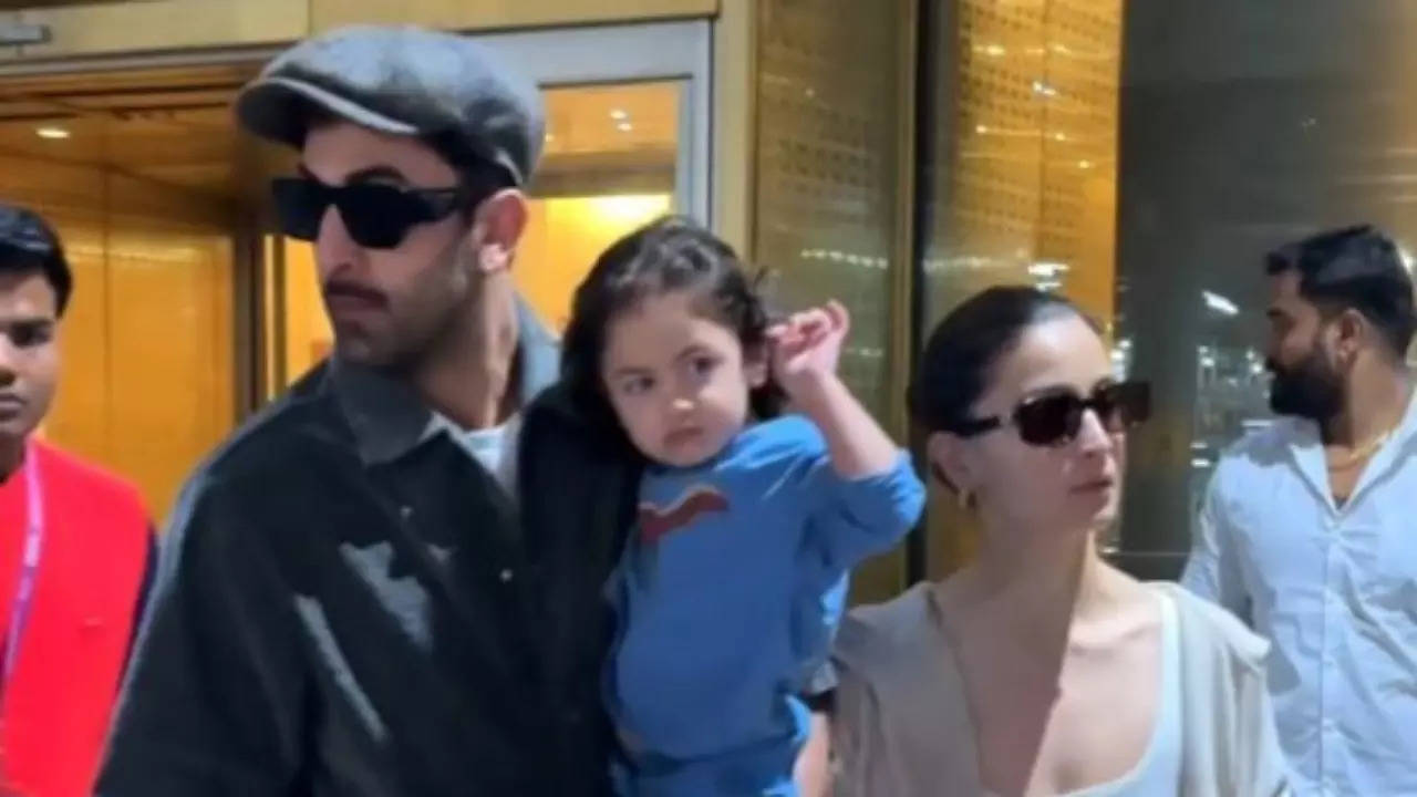 Alia Bhatt, Ranbir Kapoor's Daughter Raha Looks Visibly Uncomfortable As Paps Use Flash. Netizens Go 'Poor Baby'