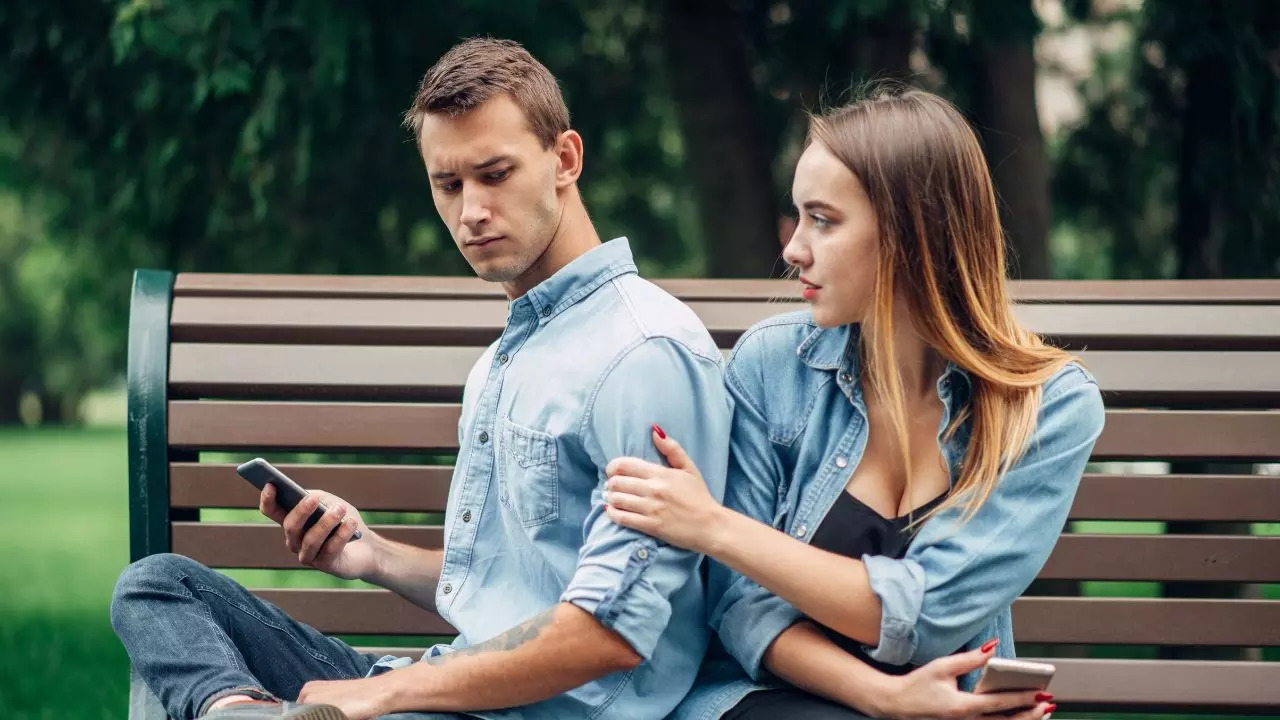 Texting Habits That Are A Big Turn Off For Men