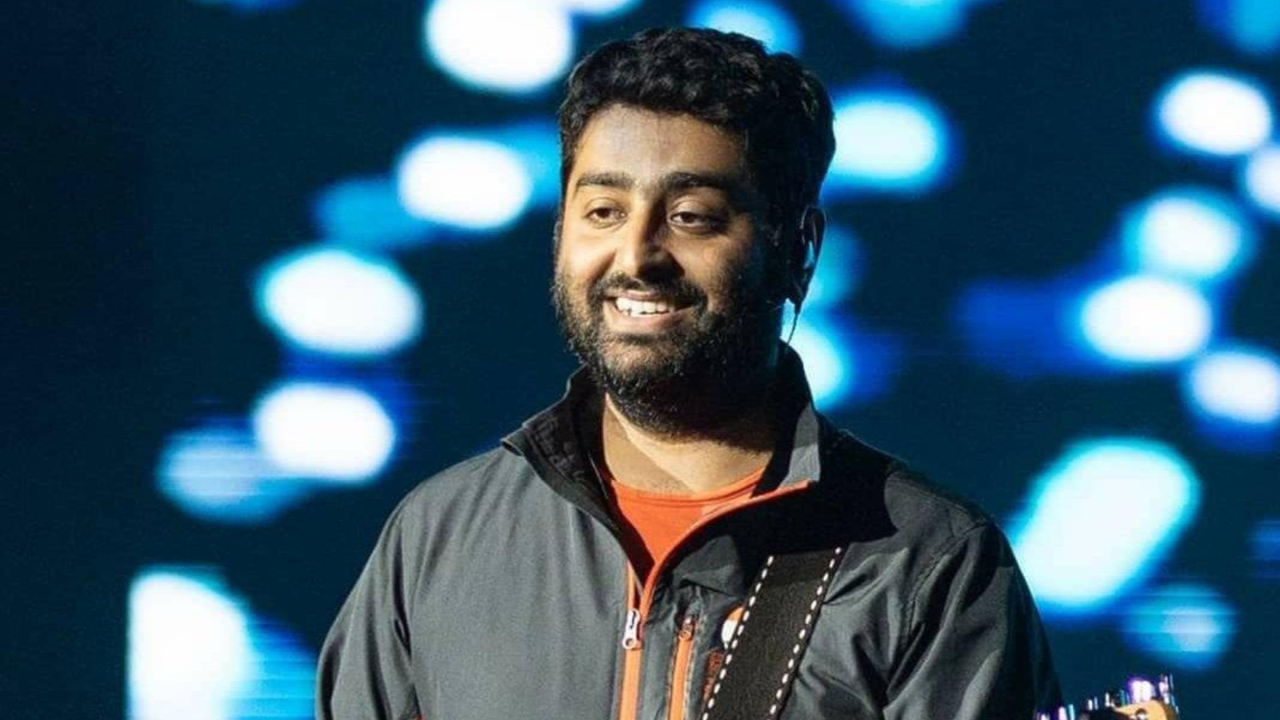 Arijit Singh Stops Performance To Apologise To Female Fan As Security Grabs Her By Neck During Concert, Netizens REACT