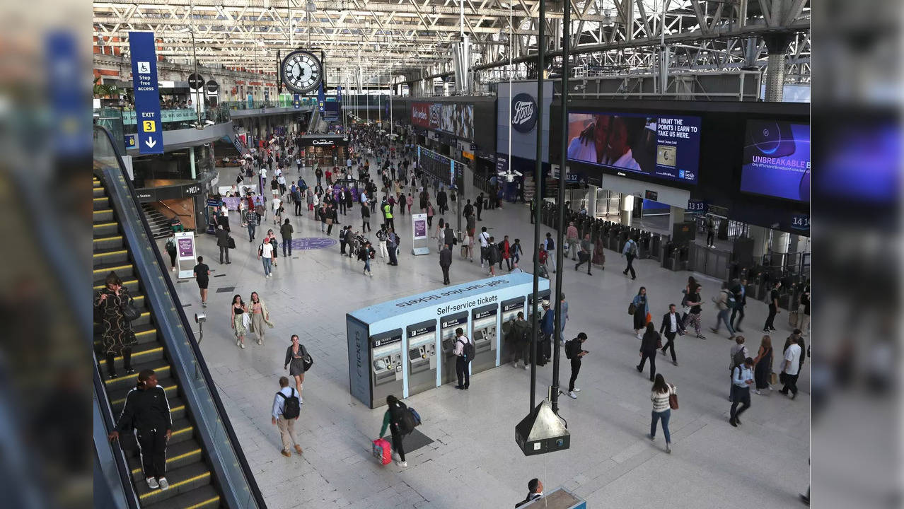 Train stations in UK see rush amid cyberattacks