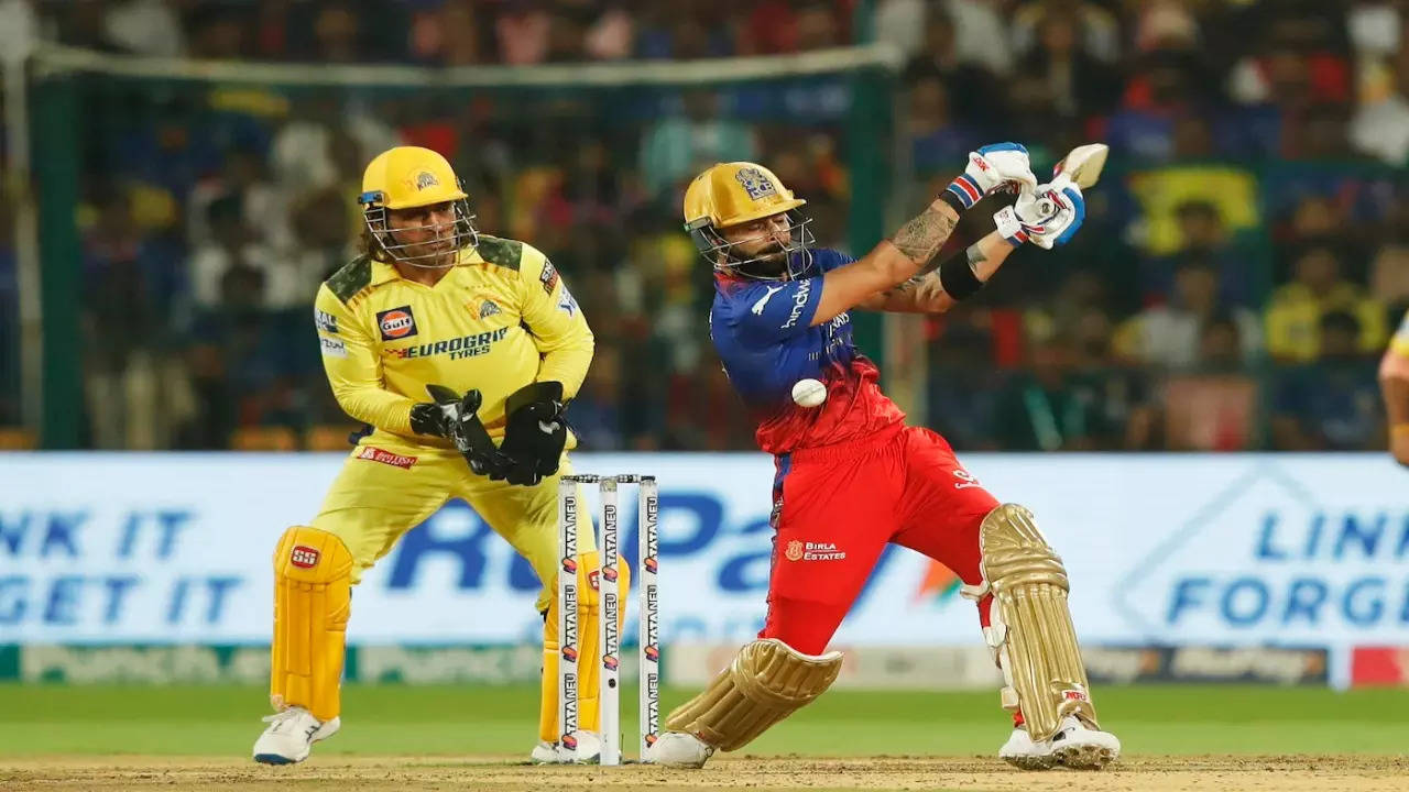 Virat Kohli and MS Dhoni in an IPL game