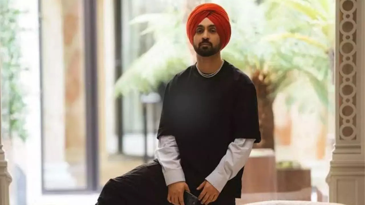 Diljit Dosanjh Introduces Mother At Concert