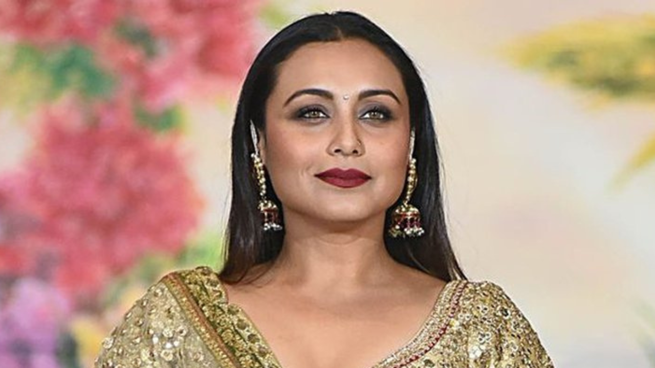 Rani Mukerji Clicks Pics With Every Fan At Airport, Her Sweet Gesture Wins Netizens' Hearts. WATCH