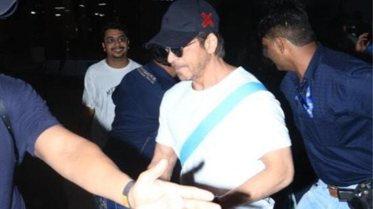 Shah Rukh Khan Looks Like A King As He Returns To Mumbai In Uber Cool Fit | WATCH