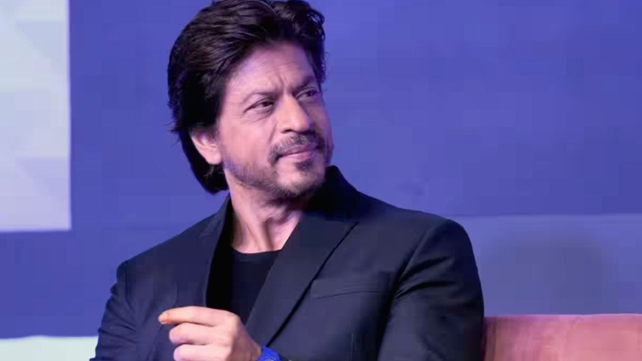 Shah Rukh Khan Fans DEFEND Him For Reading From Teleprompter On Stage: No Big Deal