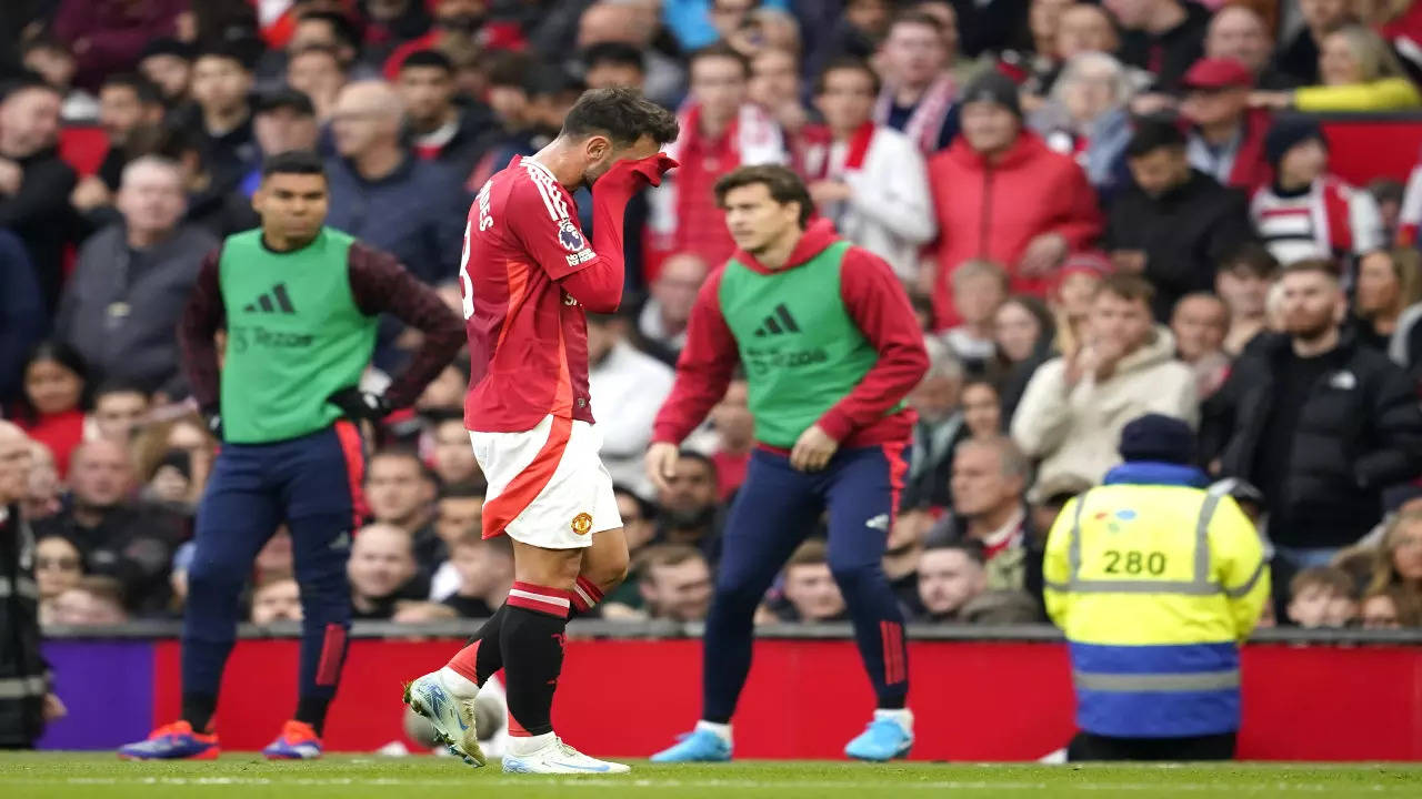 Bruno Fernandes leaves the pitch after red card