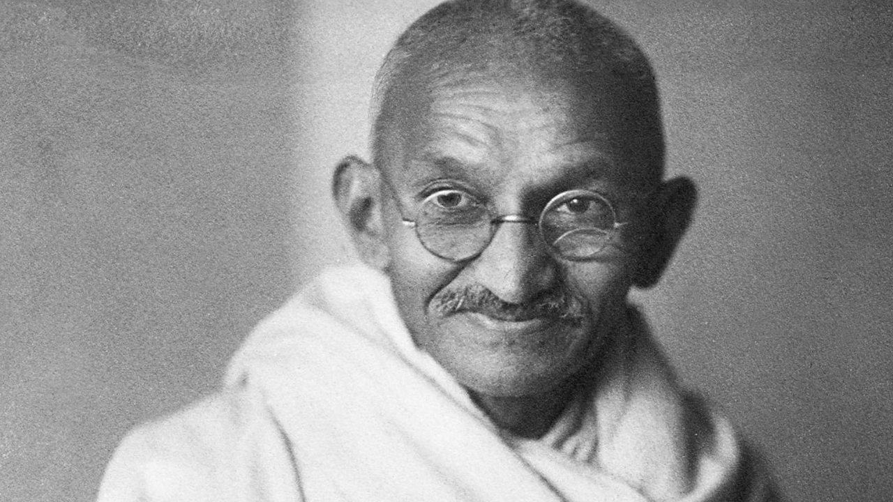 X buzzes with tributes to Bapu