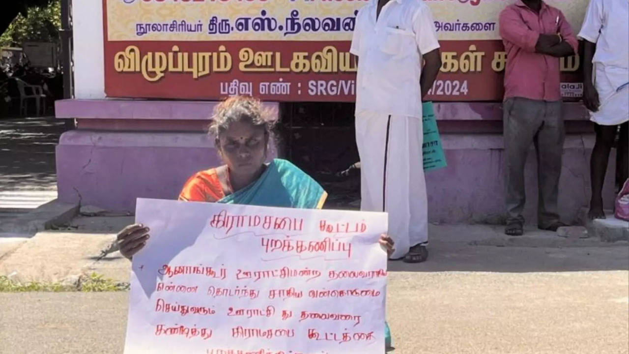 Villupuram District News : சாதி பெயரால் திட்டுகின்றனர்.. கிராம சபை  கூட்டத்தை புறக்கணித்து பெண் ஊராட்சி மன்ற தலைவர் தர்ணா..! | Times Now Tamil