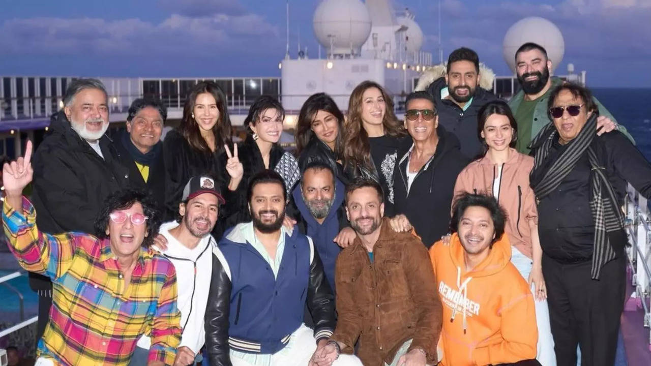 housefull 5: akshay kumar, fardeen khan, abhishek bachchan pose with full cast from cruise shoot. see pic