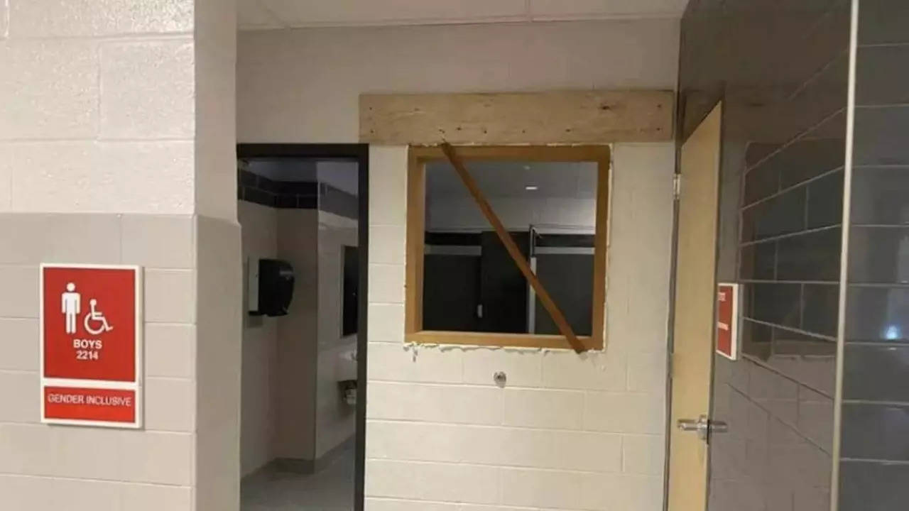 The US' South Western School District has approved cutting windows into gender-inclusive student bathrooms for 'increased oversight'. | Courtesy: ​Jennifer Holahan