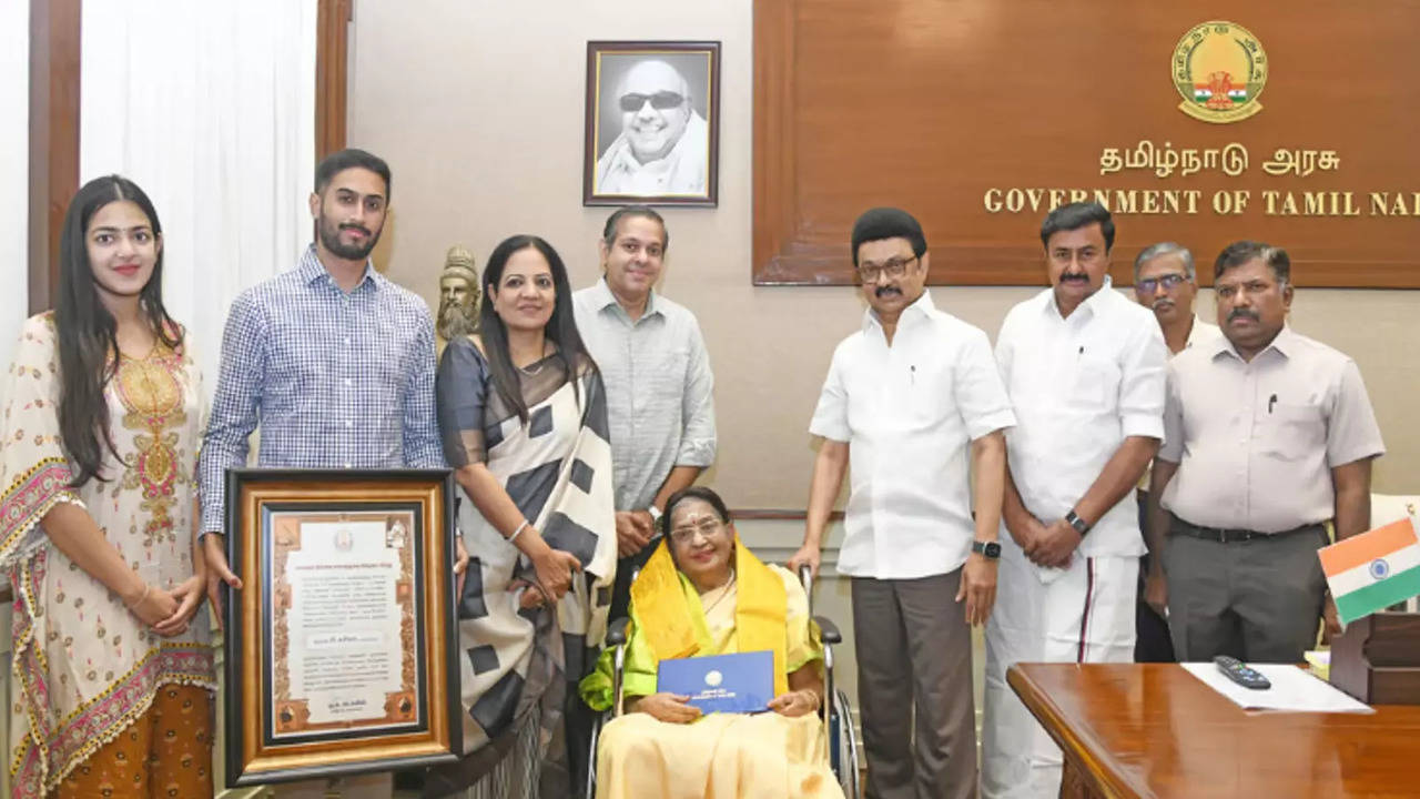 P Susheela Honoured With 'Kalaignar Memorial award'