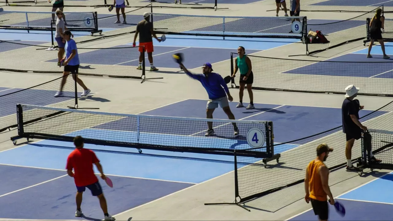 Pickleball coach Athena Trouillot has recently released a video showing three simple hand signals which can be very handy for intermediate-level players.