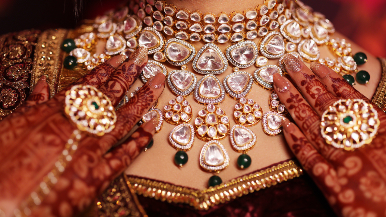 Difference between kundan and meenakari jewellery