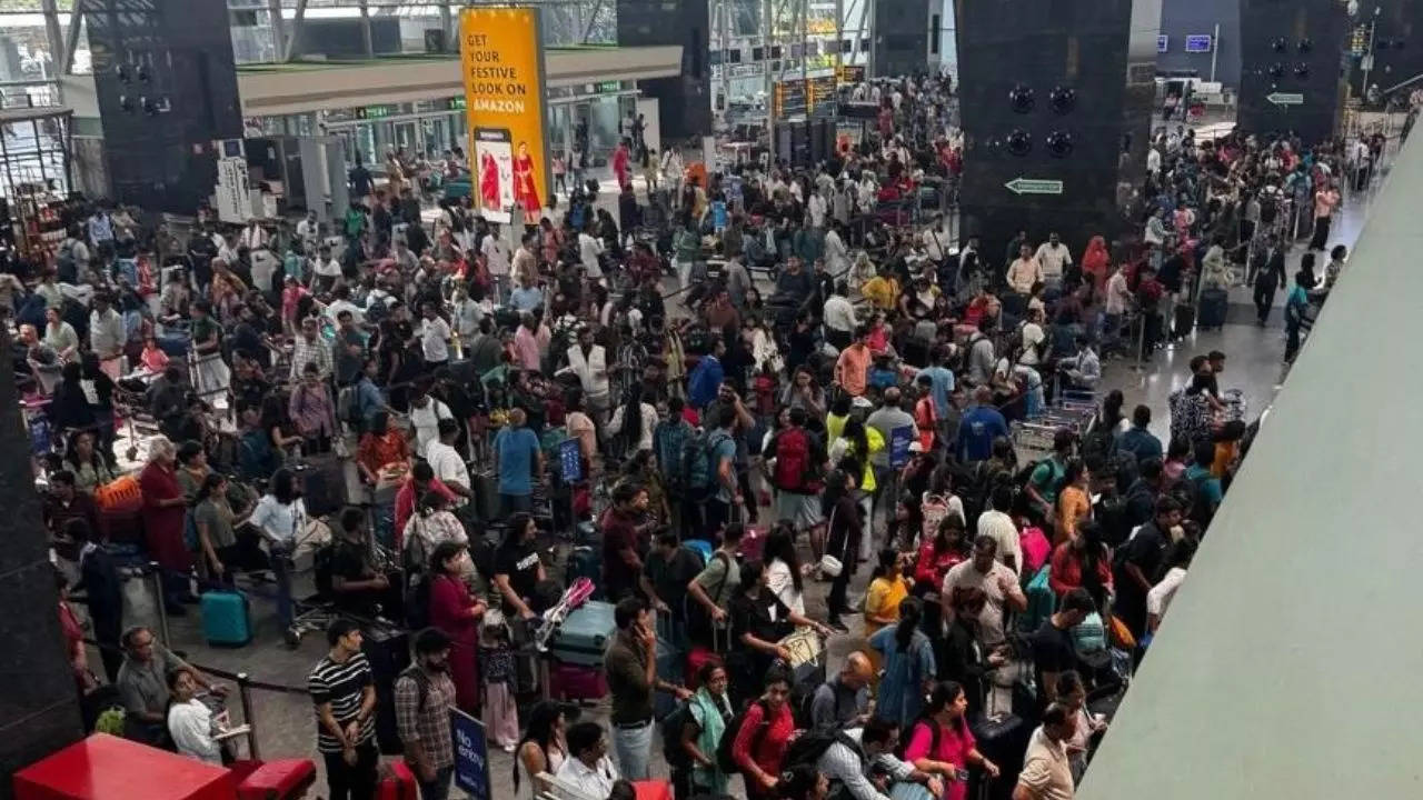 IndiGo Servers Down, Chaos at Airports; Netizens Compare It to 'Railway Stations'