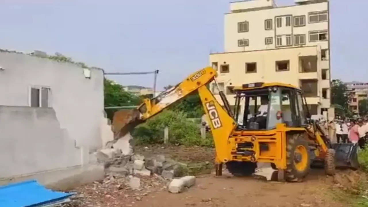 hydra demolish illegal structures