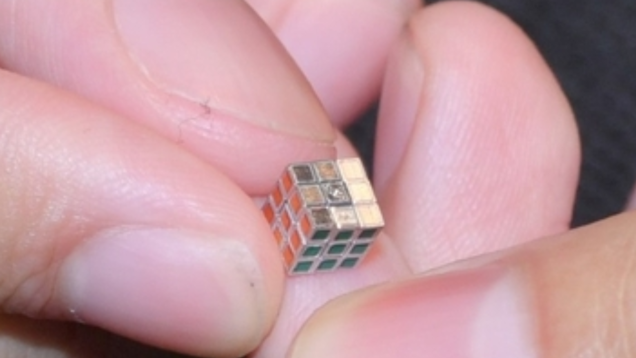 World's Smallest Rubik's cube (Photo: X/@oricon)