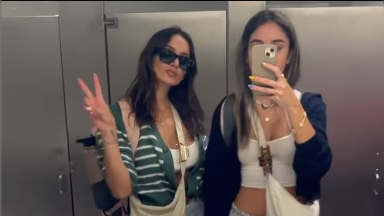 Two female passengers deboarded from flight for wearing crop tops  (Photo Credit: Twitter)