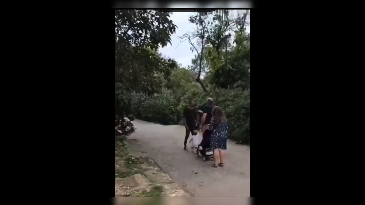 An angry man slaps toddler in Barcelona  (Photo credits: Twitter)