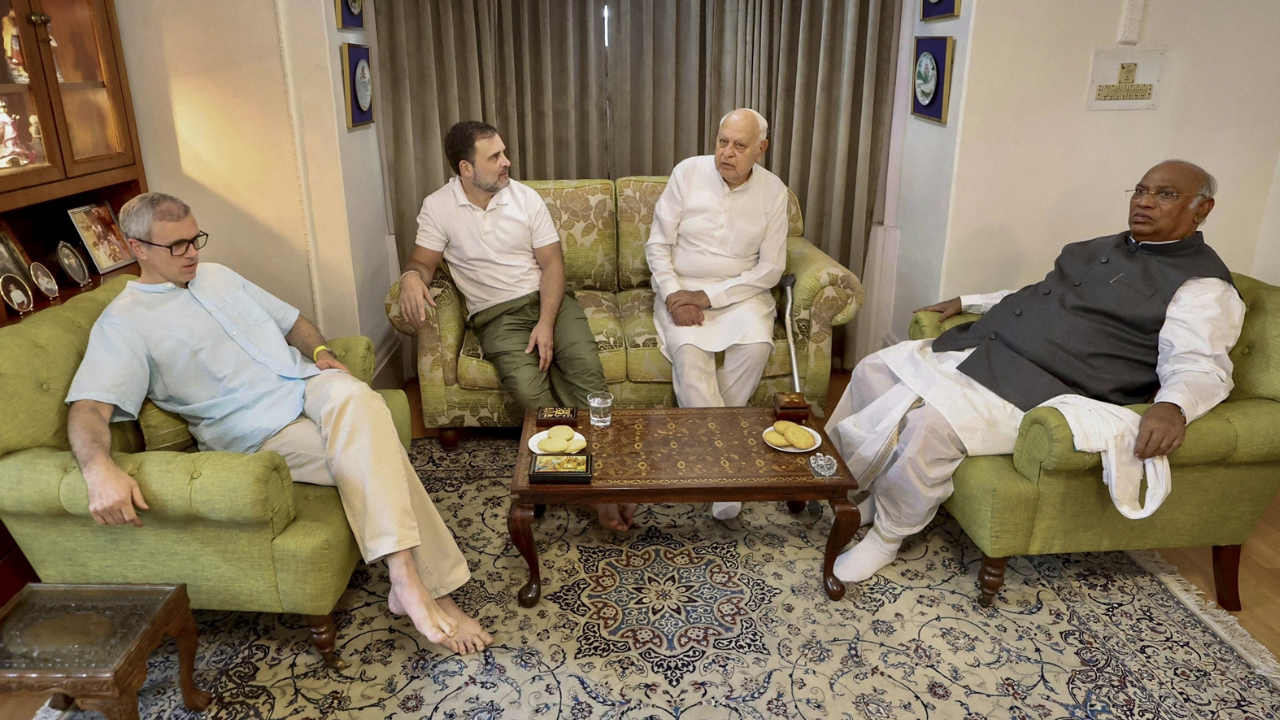 Congress leaders Mallikarjun Kharge and Rahul Gandhi with National Conference leaders Farooq Abdullah and Omar Abdullah in Srinagar