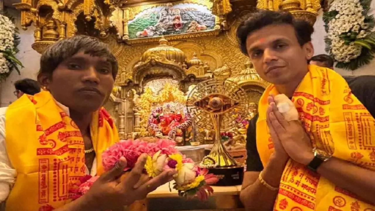 Bigg Boss Marathi 5 Winner Suraj Chavan Visits Siddhivinayak Temple With Runner-Up Abhijeet Sawant - Watch