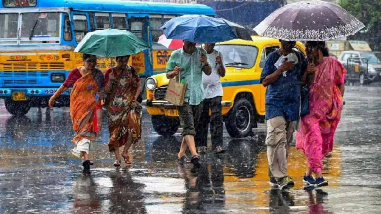 Durga Puja Weather Update moderate rain alert in Bengal on maha shashti