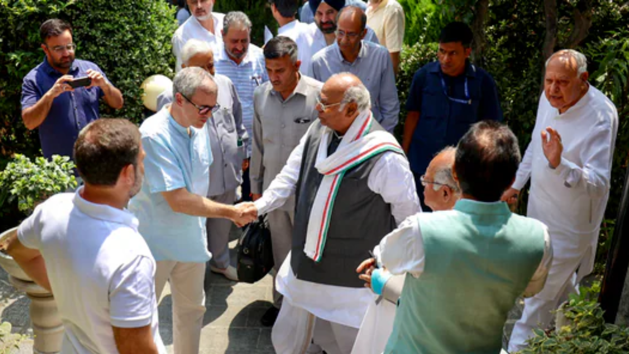 Congress President Mallikarjun Kharge and party leader Rahul Gandhi with J&K National Conference President Farooq Abdullah and Vice President Omar Abdullah, in Srinagar