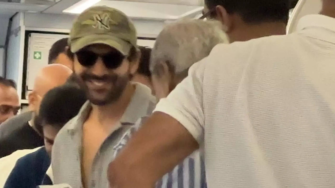 Bhool Bhulaiyaa 3: Kartik Aaryan Jets Off To Jaipur For Trailer Launch, Poses For Selfie With Fans