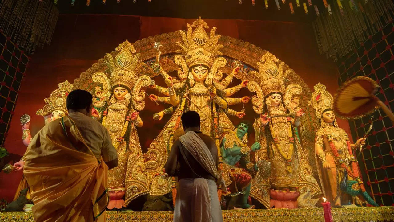 a traveller’s guide to the best durga puja pandals in delhi-ncr