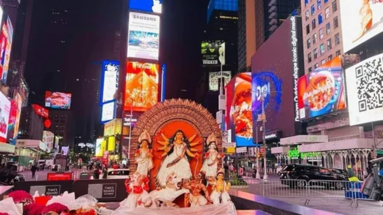 durga puja celebrated at times square  photo : X/@Im_twinkle_1004