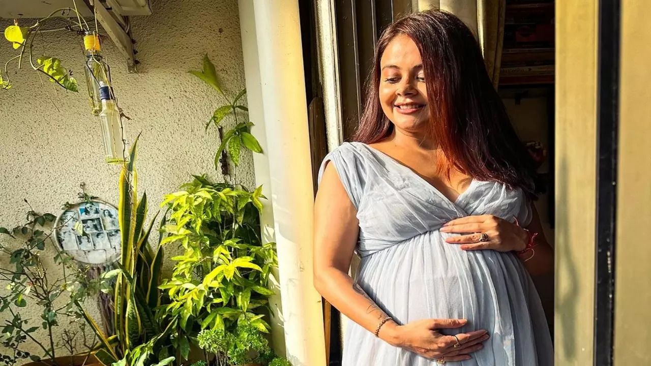 Pregnant Devoleena Bhattacharjee Quits Chhati Maiyya Ki Bitiya After Completing 100 Episodes - Watch