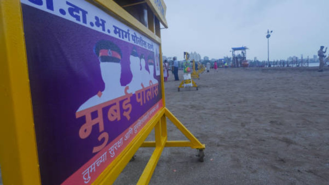 mumbai police barricade 