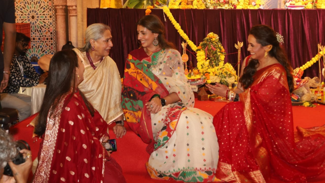 On Amitabh Bachchan's Birthday, Jaya Bachchan, Shweta Spotted At Durga Puja Pandal With Rani Mukerji. See Viral Pic (Image Credit: Zoom)