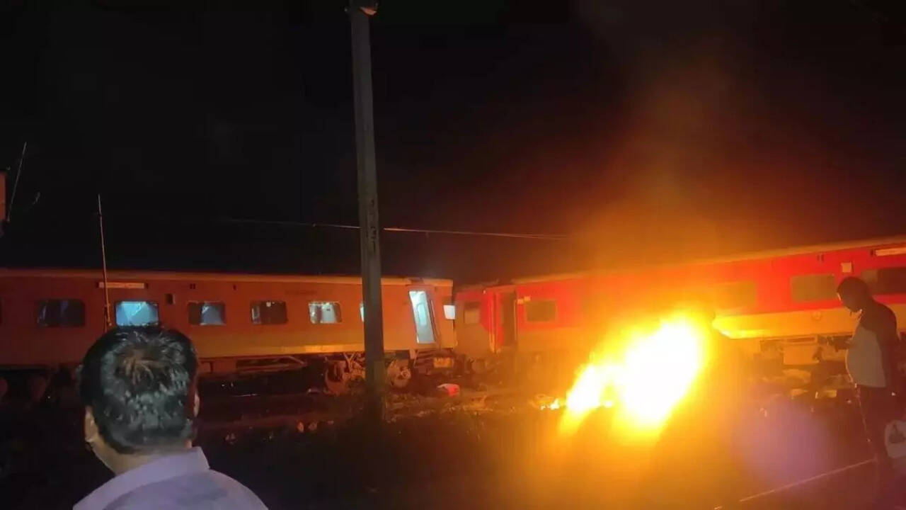 Chennai Train Accident म्हैसूरदरभंगा एक्स्प्रेसची उभ्या ट्रेनला धडक