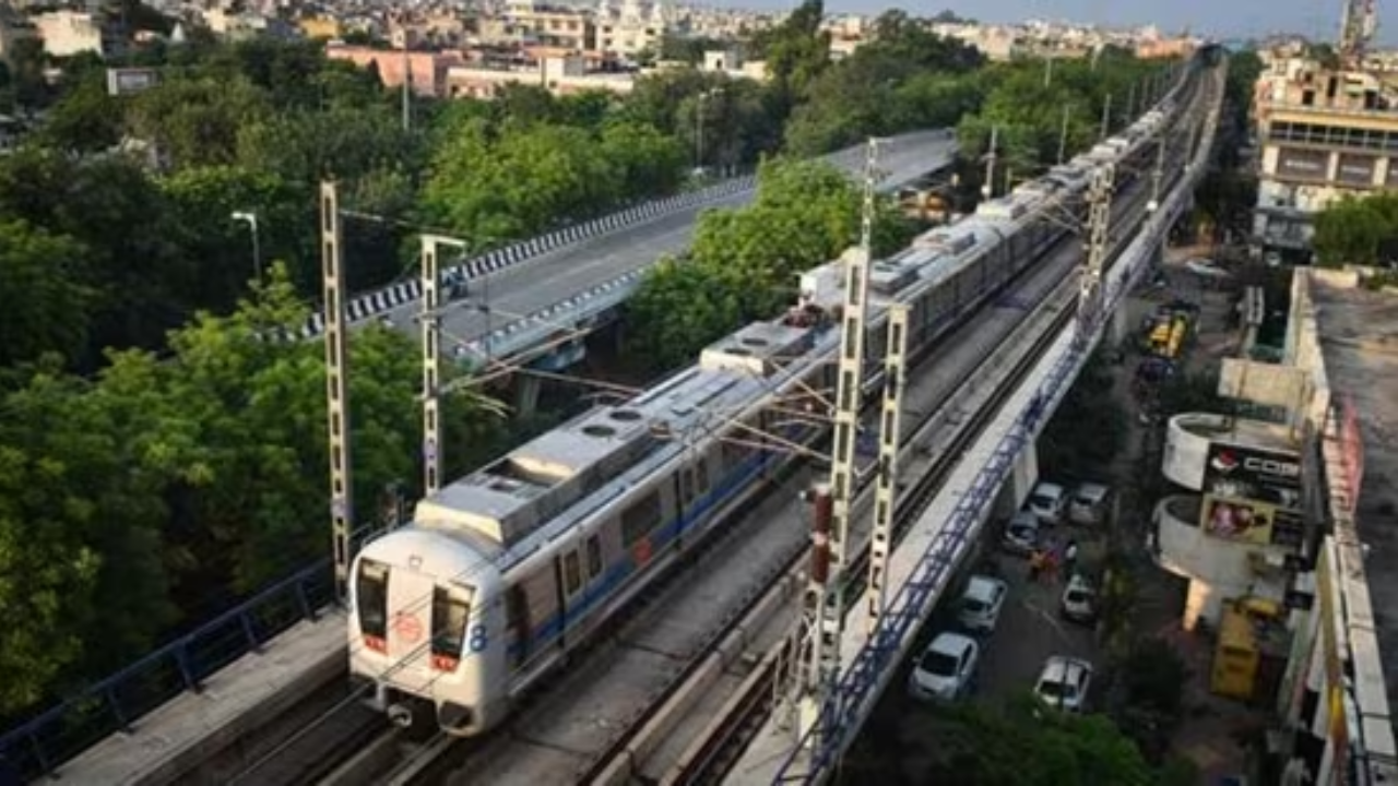 Man dies by suicide on Delhi Metro