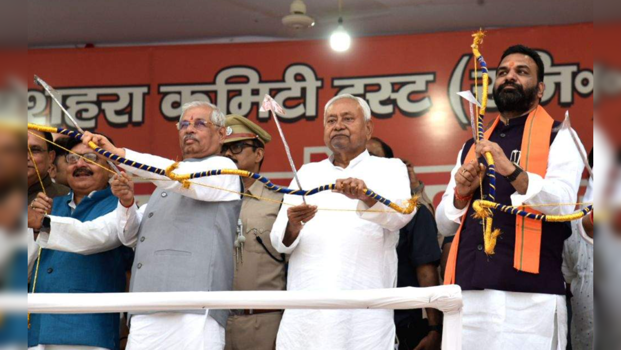 Nitish Kumar's Arrow Mishap at Dussehra Celebration Goes Viral