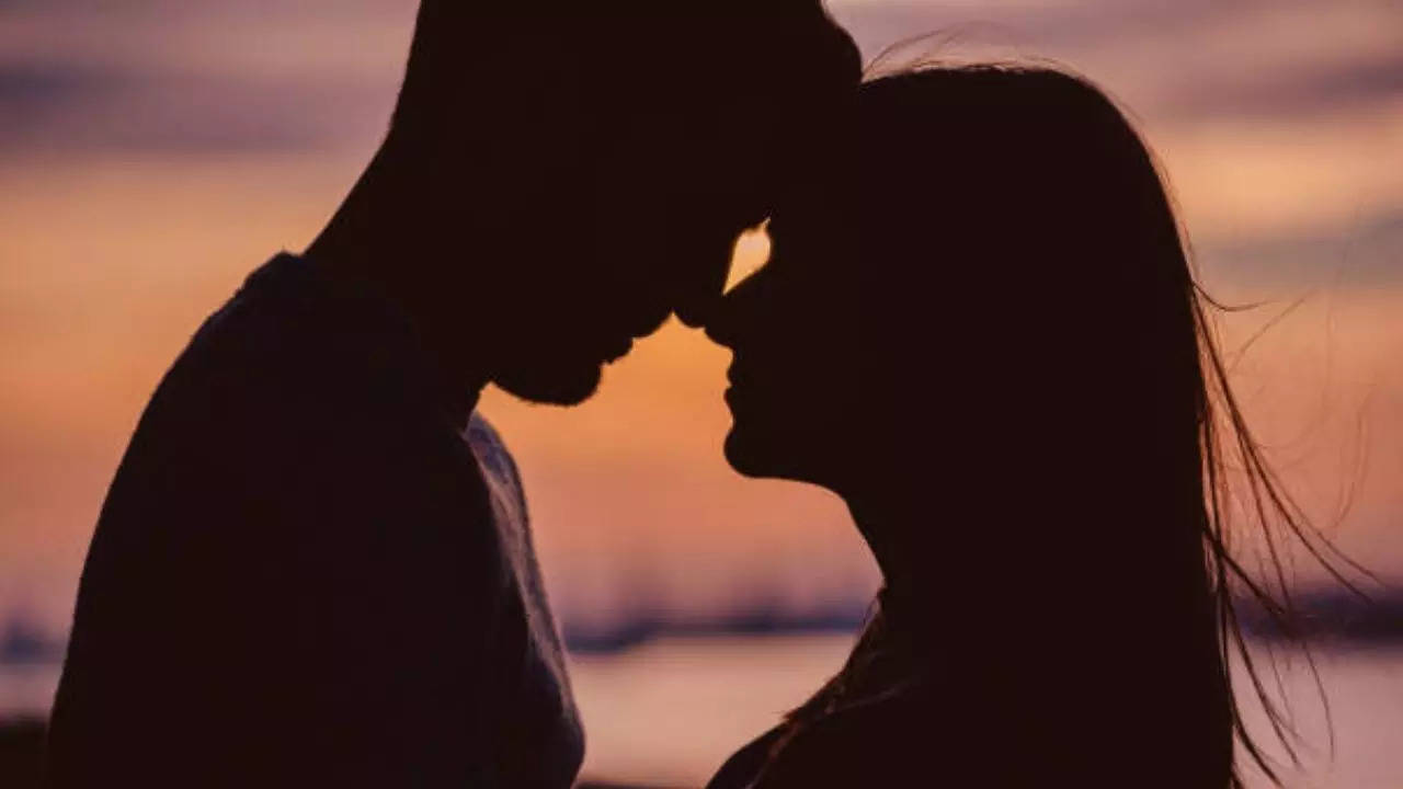 Can You Get Gum Disease From Kissing Someone? What Expert Says