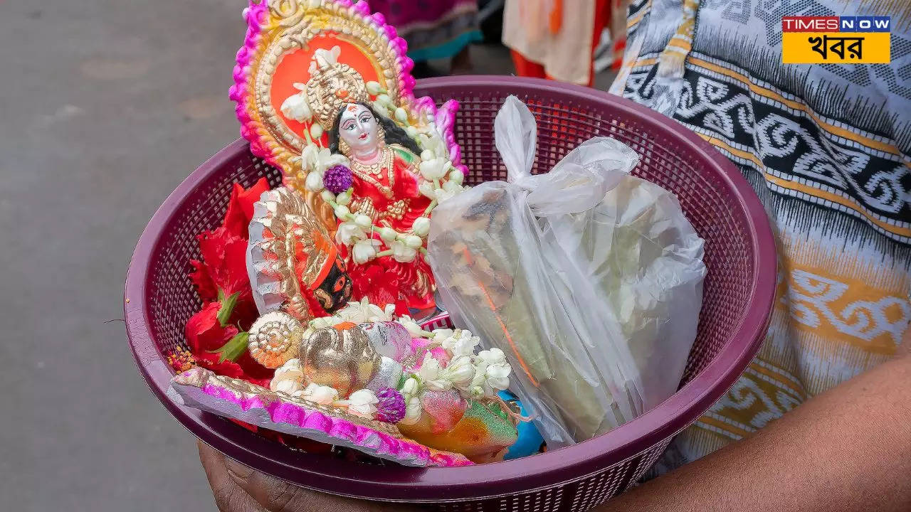 Kojagari Laxmi Puja 2024 never use these types of flowers during pooja according to vastu shastra