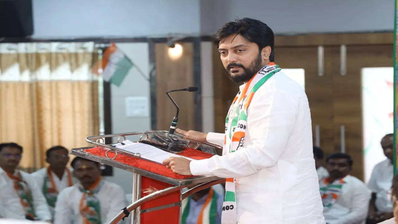 dhiraj deshmukh criticised on bjp mahayuti government