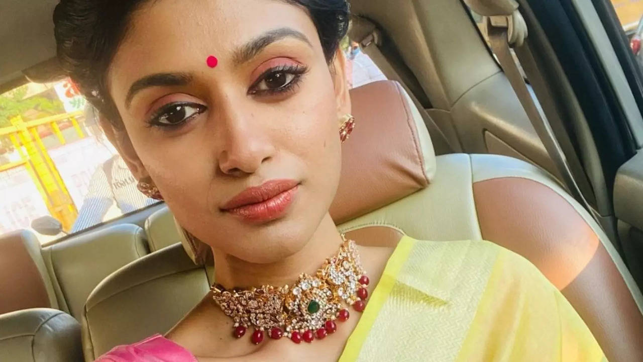 Oviya files complaint