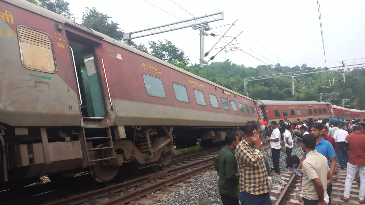 Agartala–Lokmanya Tilak Terminus Express Train Derails In Assam