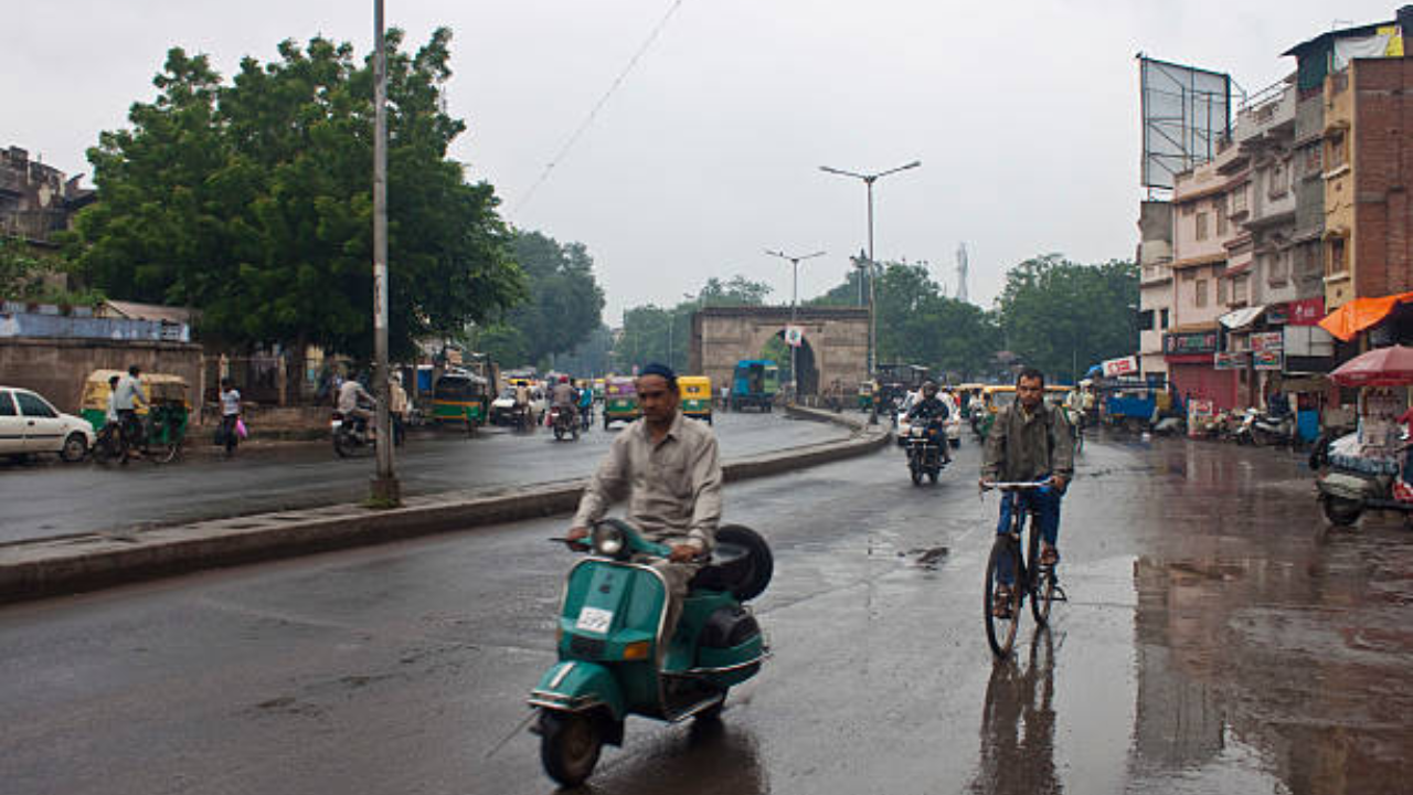 Rain lashes Ahmedabad