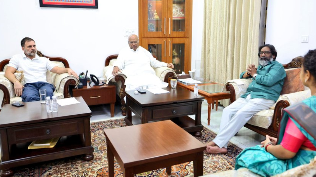 Jharkhand CM Hemant Soren met Congress president Mallikarjun Kharge and LoP Rahul Gandhi