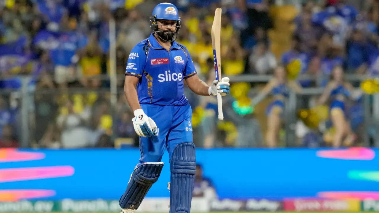 'RCB Aa Jao Bhai': Fan To Rohit Sharma Amidst Uncertain IPL Future With Mumbai Indians: Watch