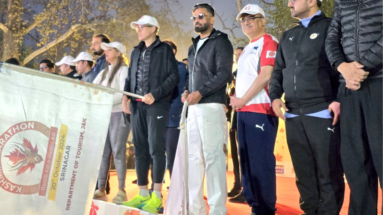 CM Omar Abdullah was accompanied by Bollywood actor Suniel Shetty at the flagging ceremony of the marathon.