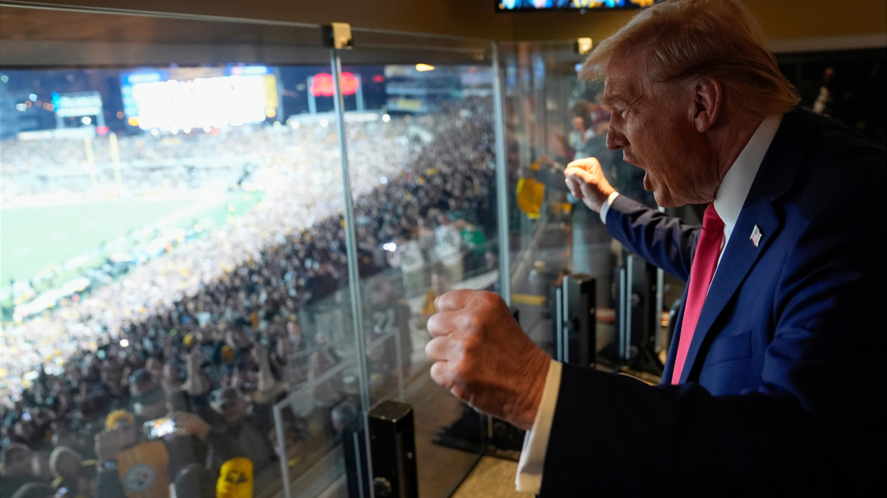 Donald Trump at Pittsburgh Steelers vs NY Jets gamee