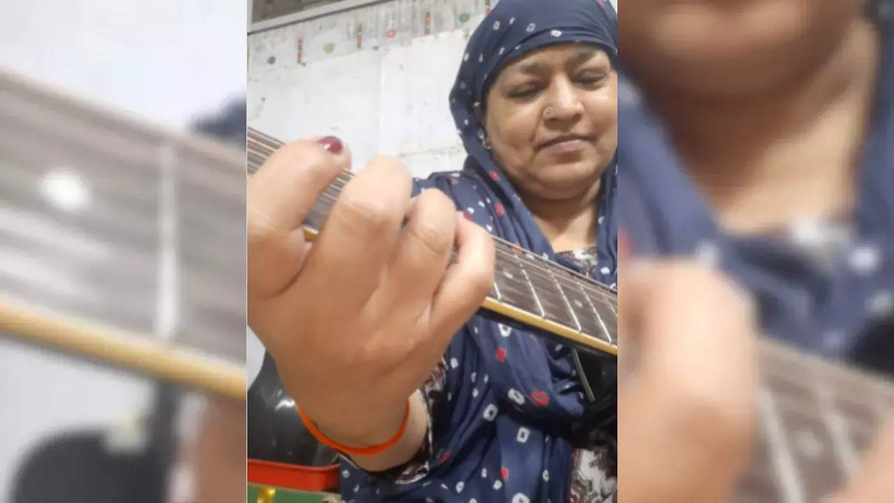 Woman Plays Classical Rock On Guitar .